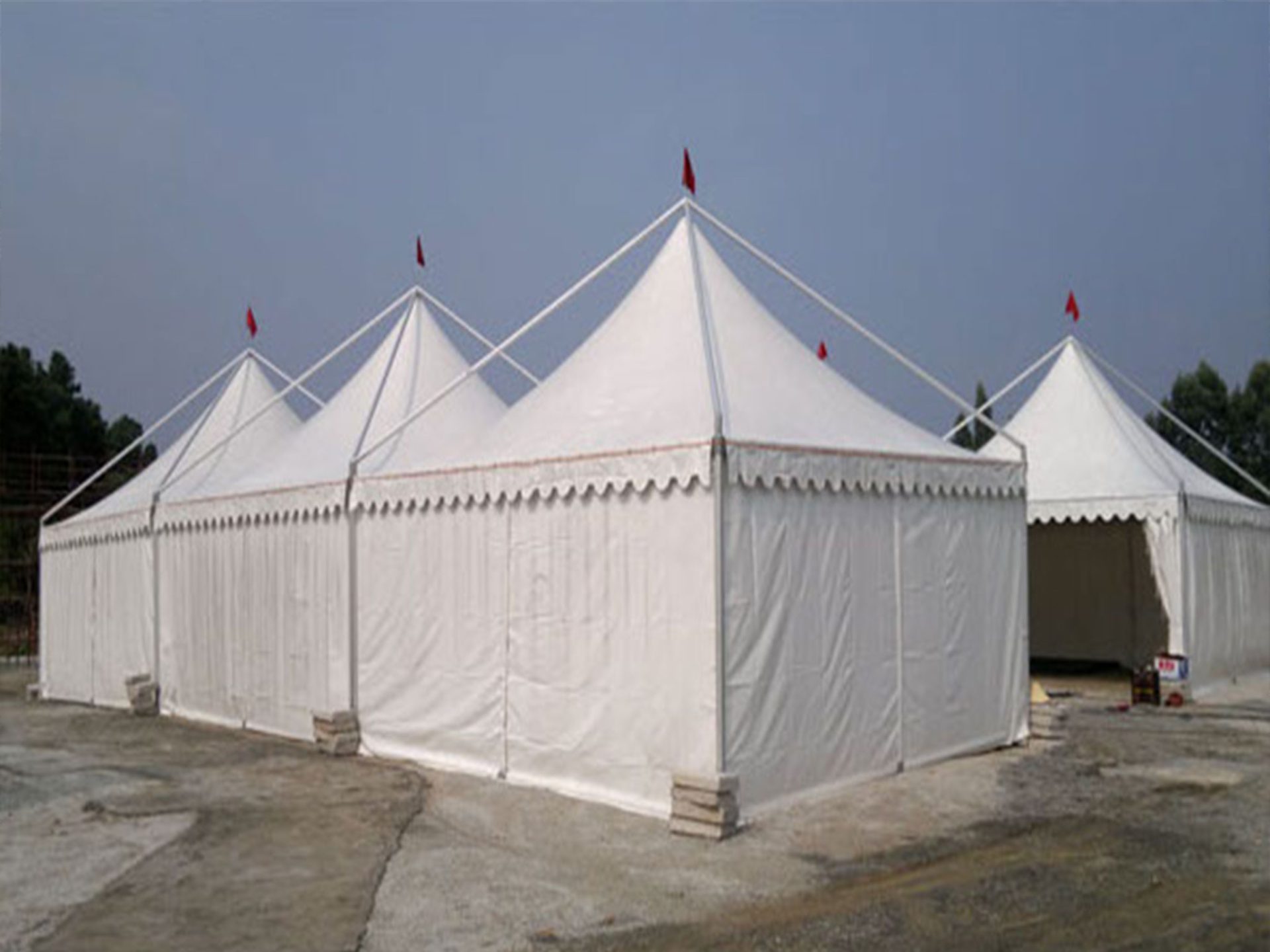 Gazebo in alluminio con copertura bianca