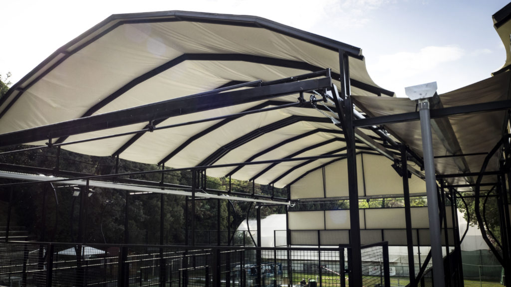 Copertura Electric Cover apribile sopra un campo da padel