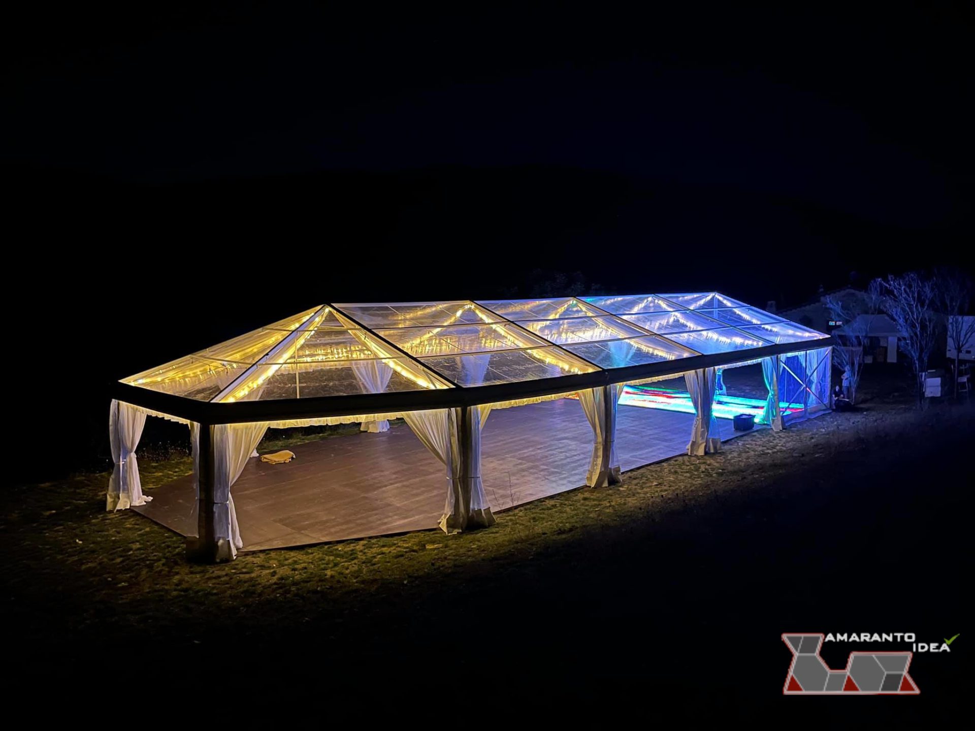 Tendostruttura con abside illuminata di sera