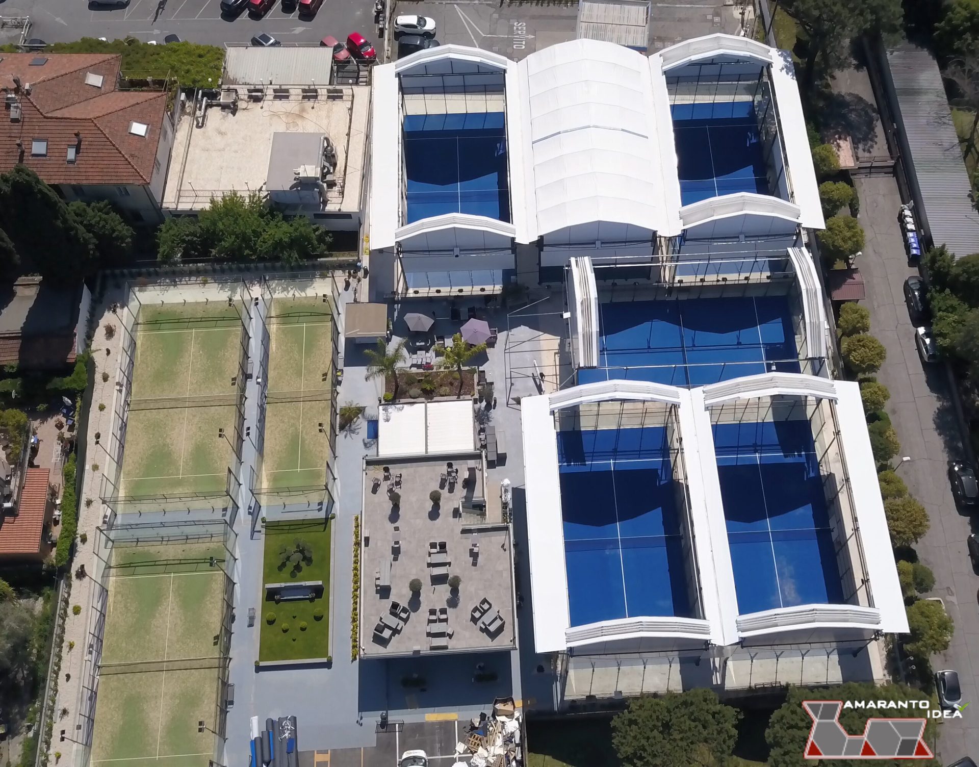 Coperture apribili per campi da padel viste dall'alto