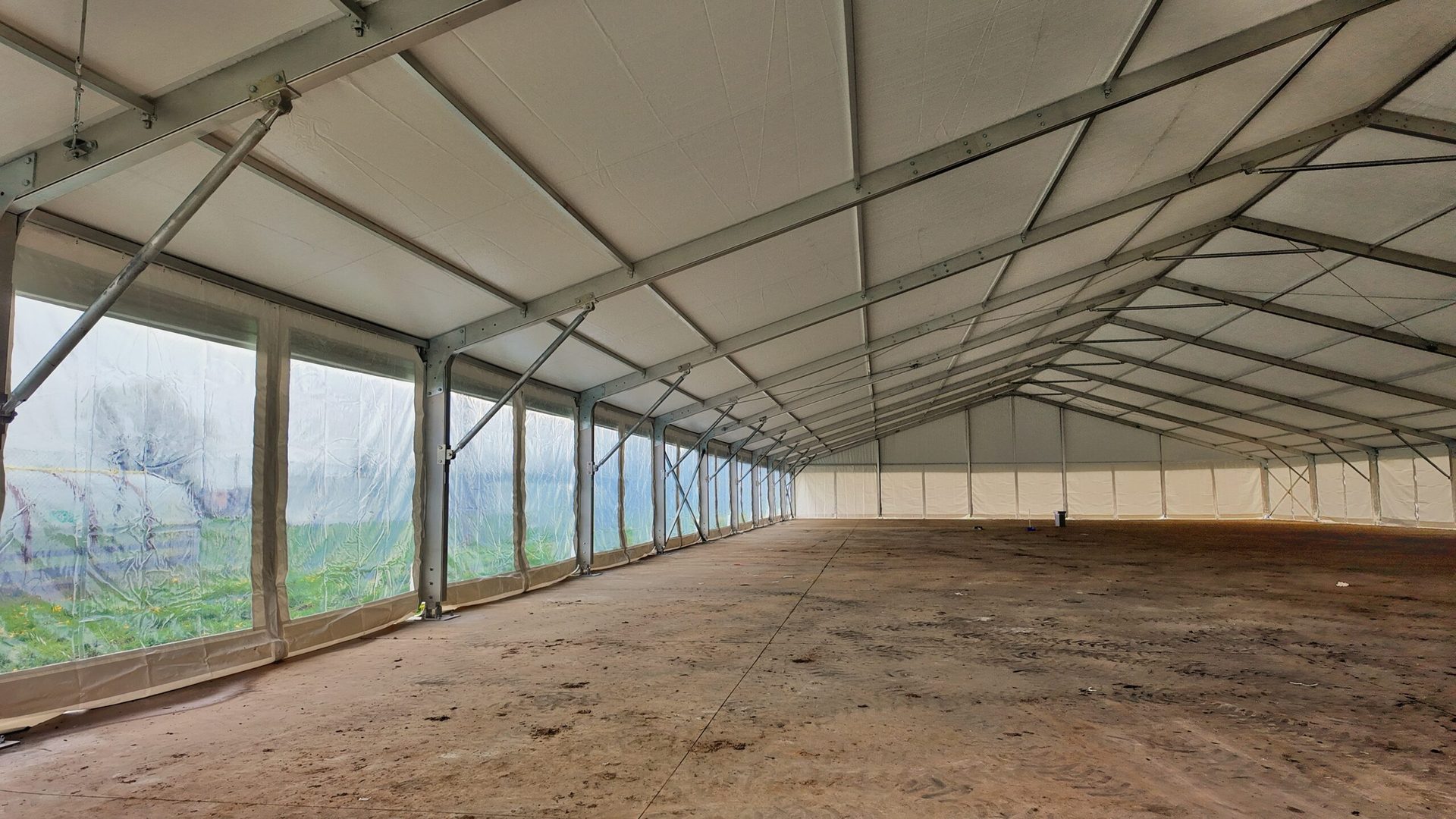 Interno della tendostruttura prima dell'allestimento della pista
