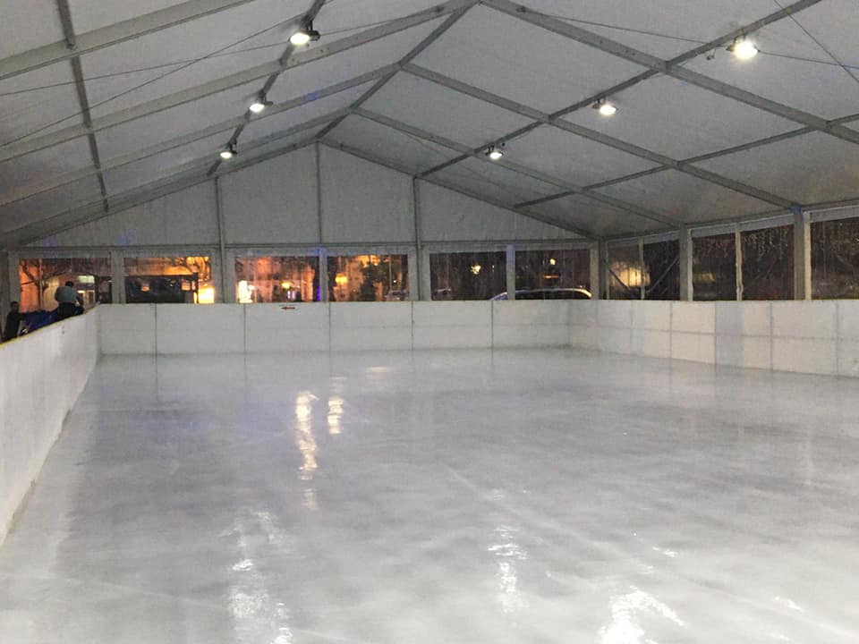 Pista di pattinaggio su ghiaccio coperta da tendostruttura