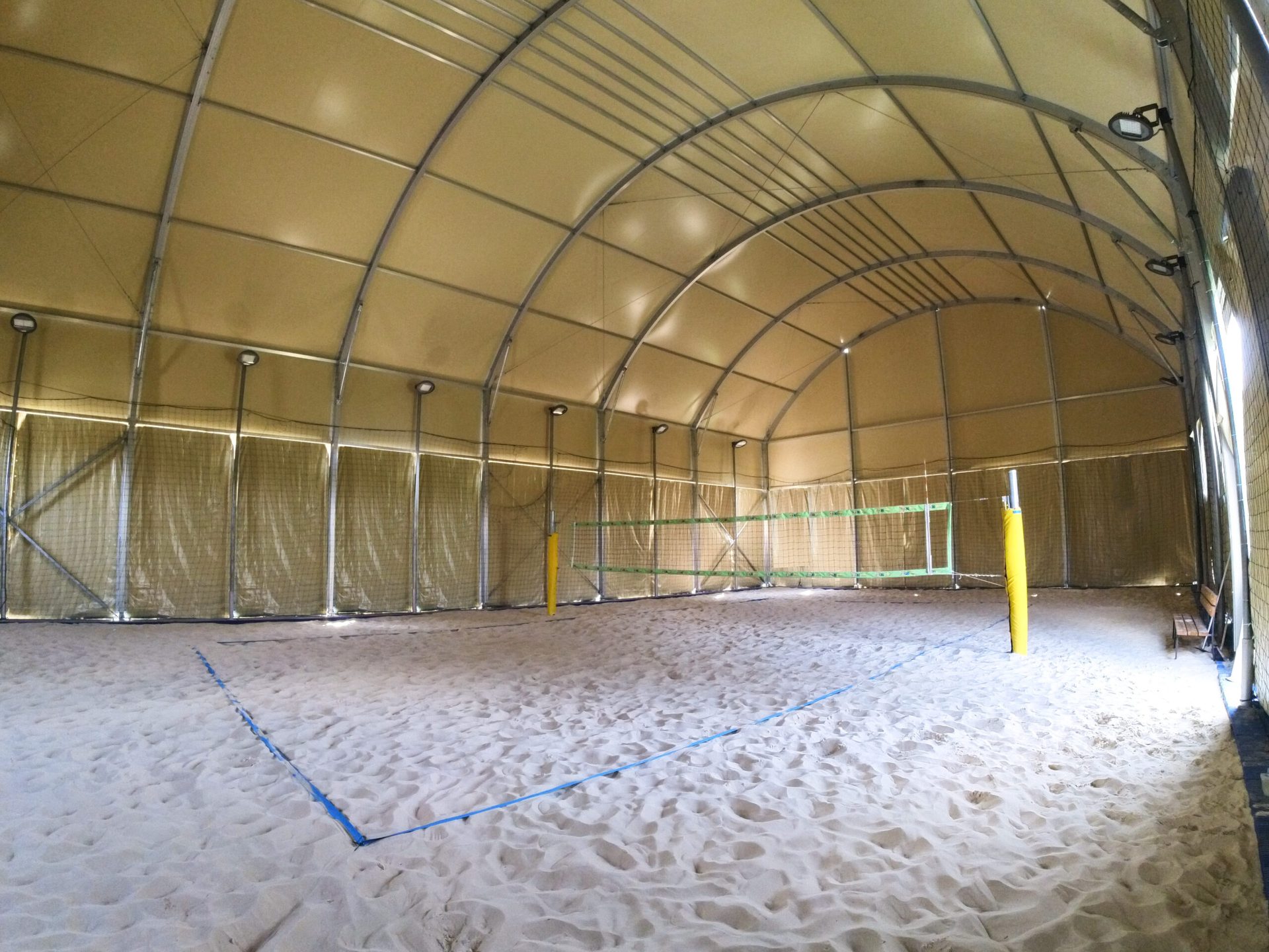 Campo da beach volley coperto con fondo in sabbia