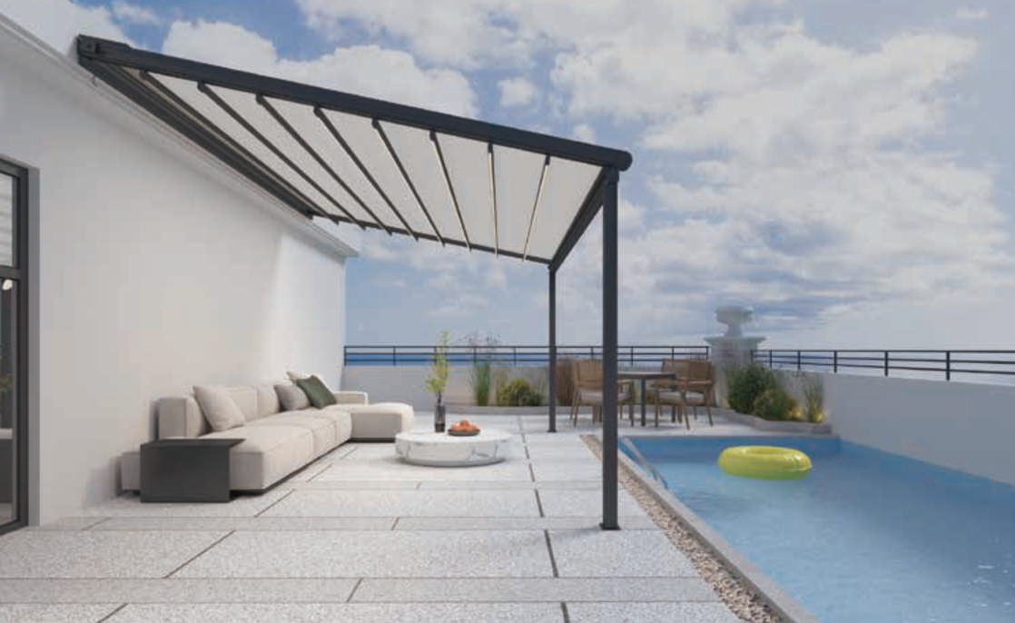Pergola bioclimatica in alluminio su terrazza con piscina
