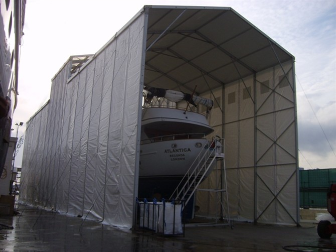 Copertura per il rimessaggio di uno yacht