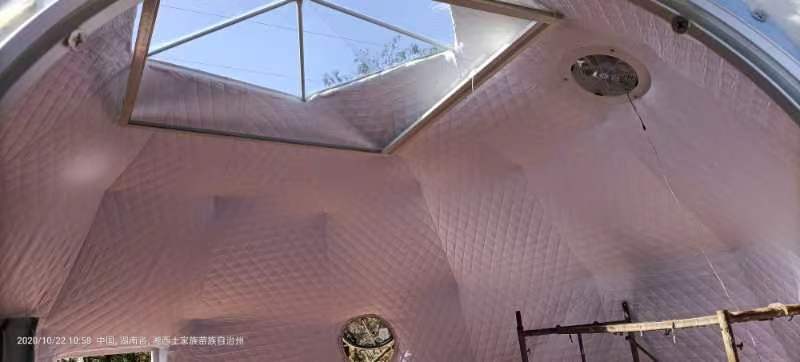Interno di una cupola per glamping