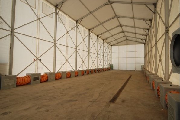 Interno di una tendostruttura per rimessaggio nautico