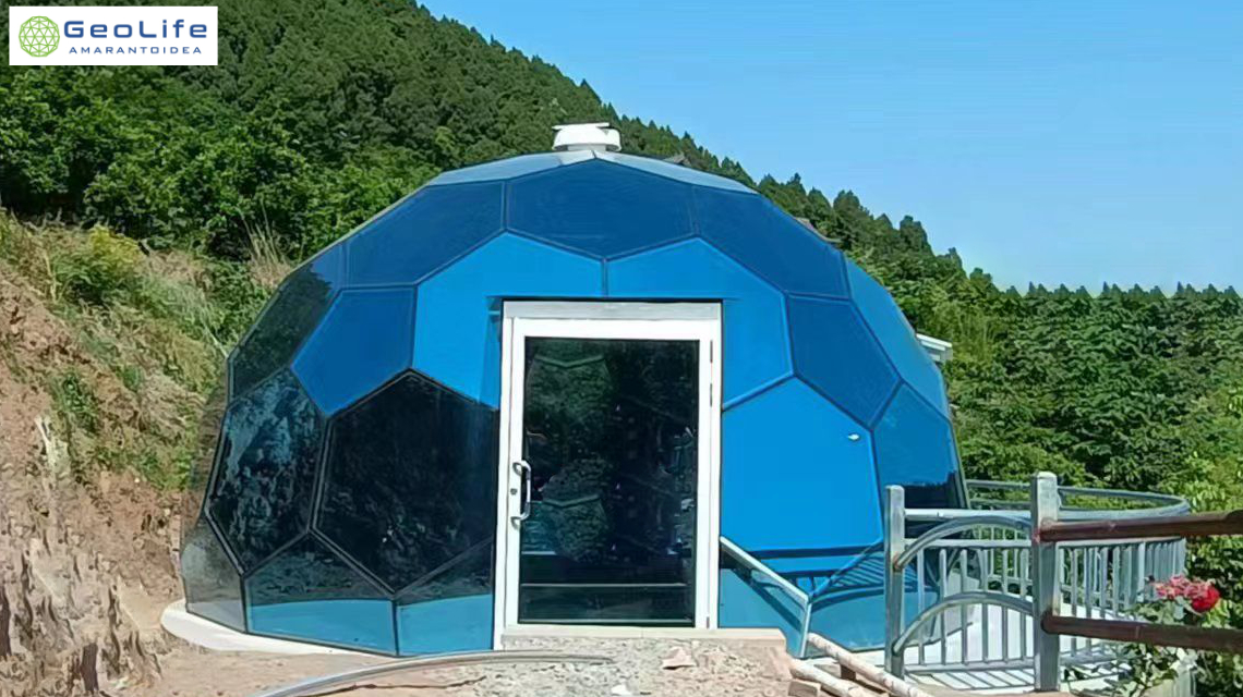Cupola in vetro con ingresso e terrazza in legno