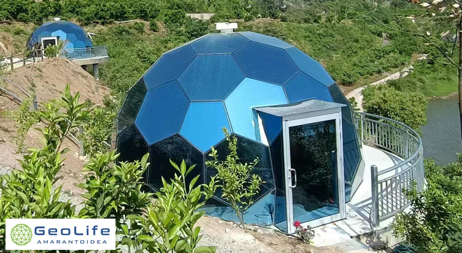 Cupola in vetro con pannelli blu e porta d'ingresso