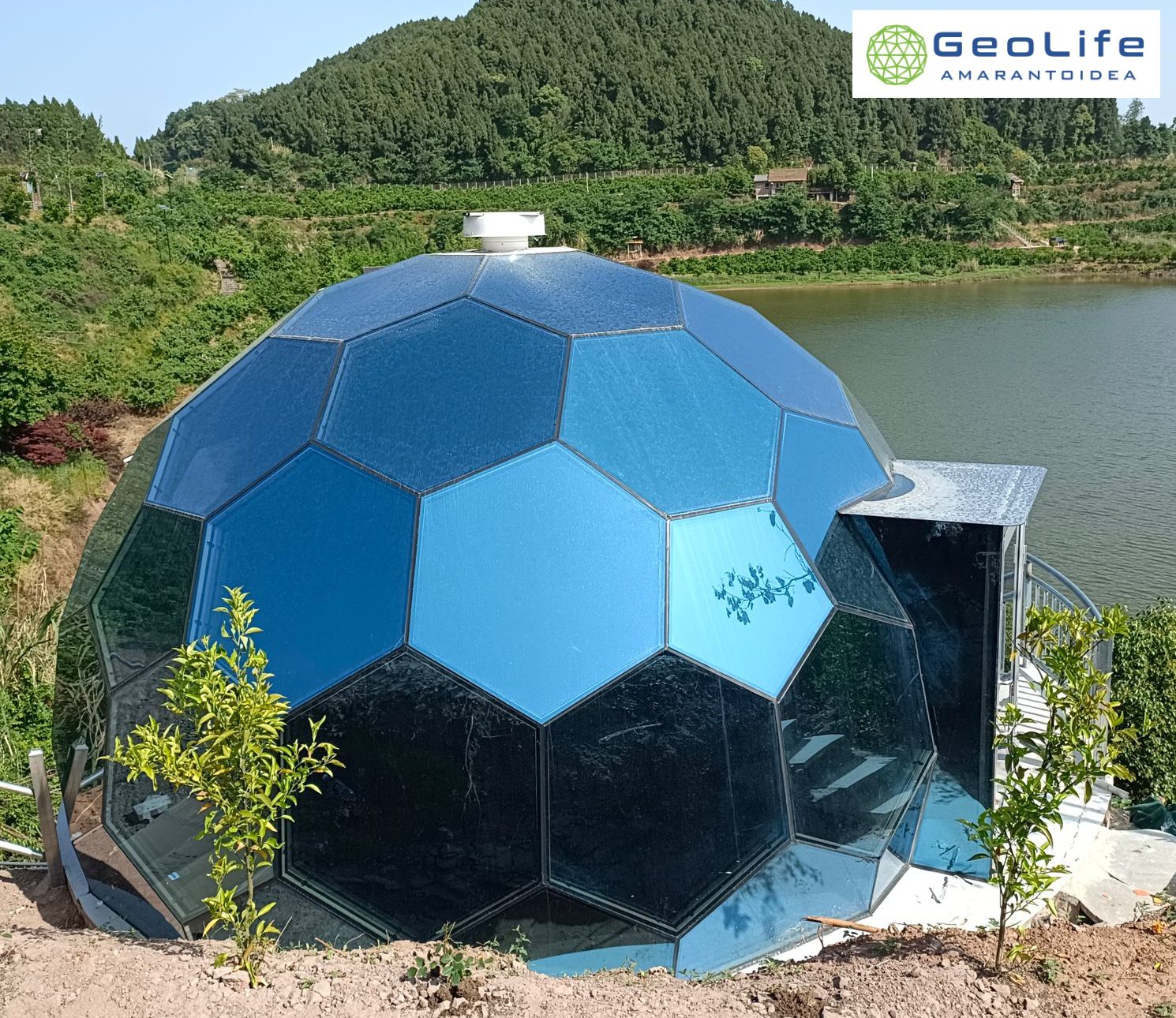 Cupola in vetro specchiato installata su una collina