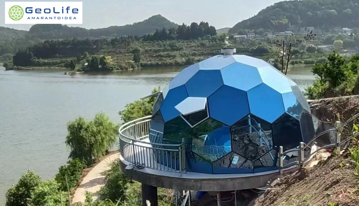 Cupola in vetro con terrazza affacciata sul lago