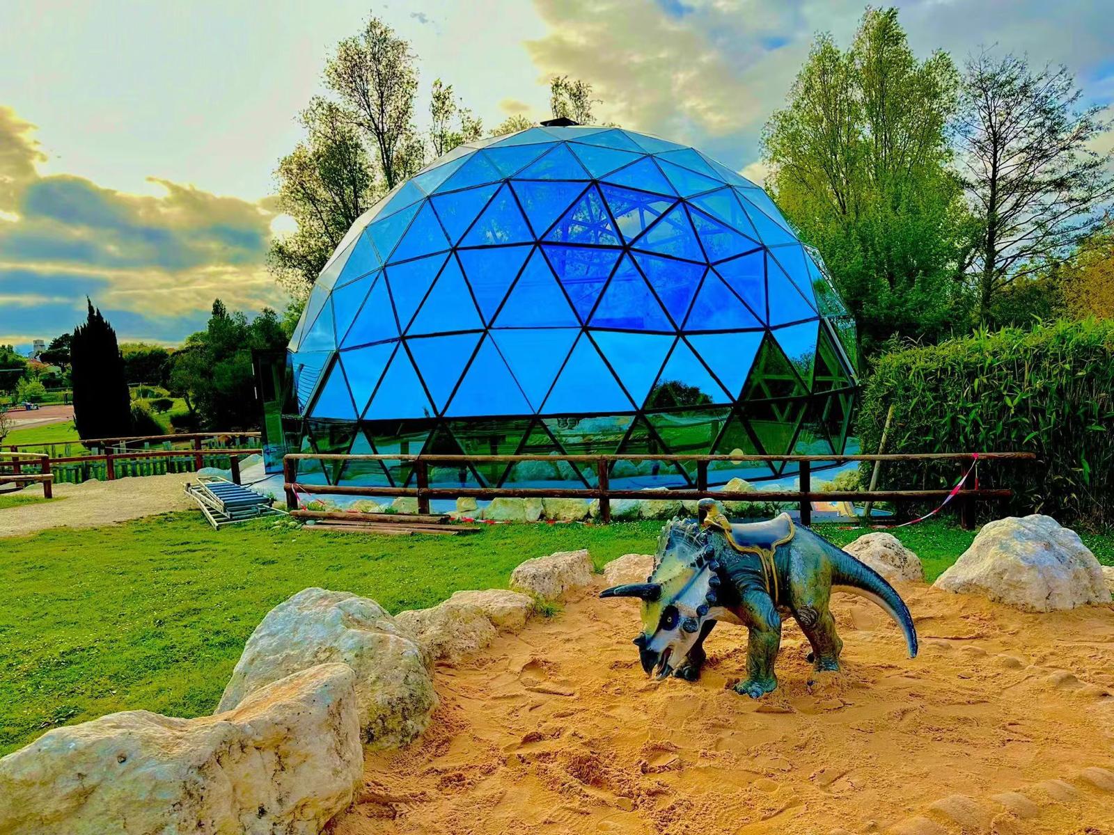 Cupola in vetro installata in un parco
