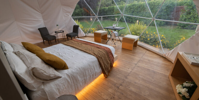 Camera glamping all'interno di una cupola geodetica