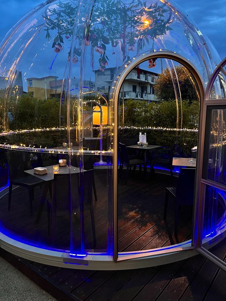 Interno di una cupola dehors illuminata di sera