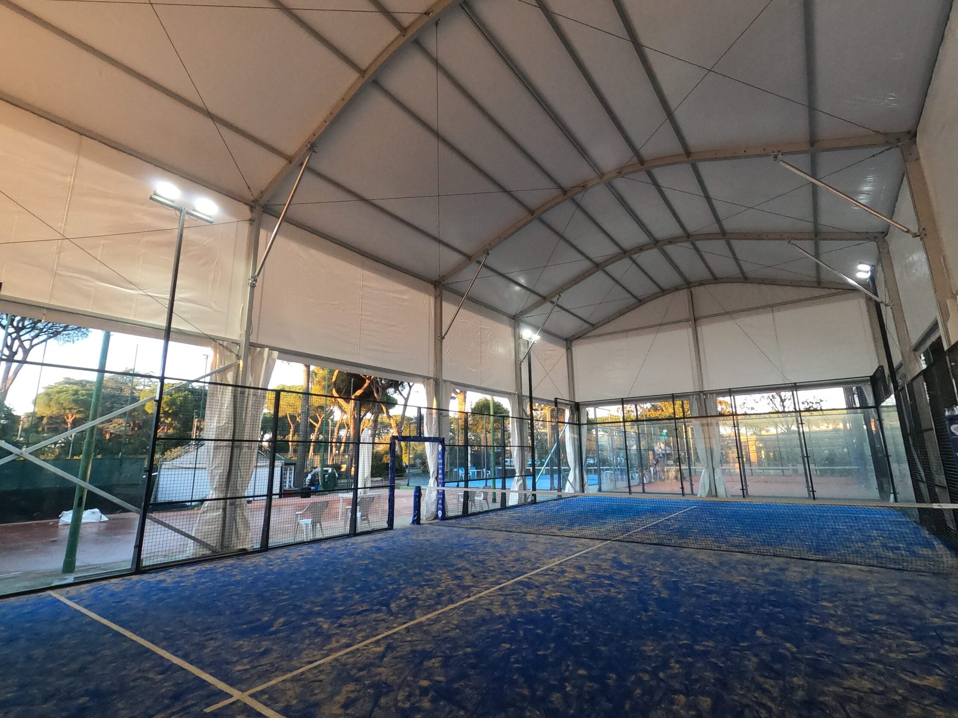 Campo da padel coperto da tendostruttura in alluminio