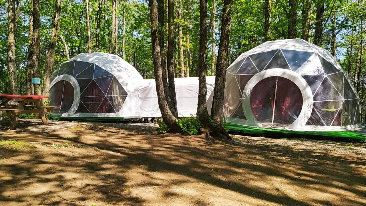 Cupole per glamping installate nel bosco