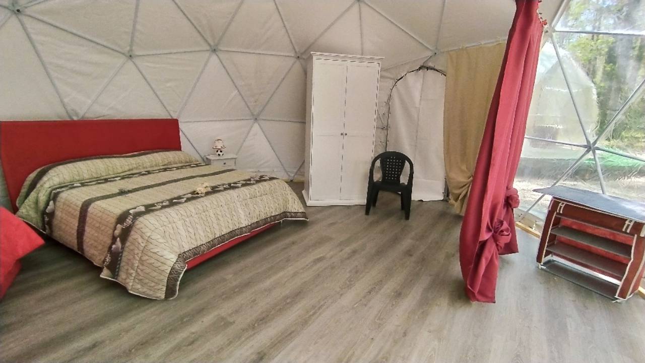 Interno arredato di una cupola per glamping