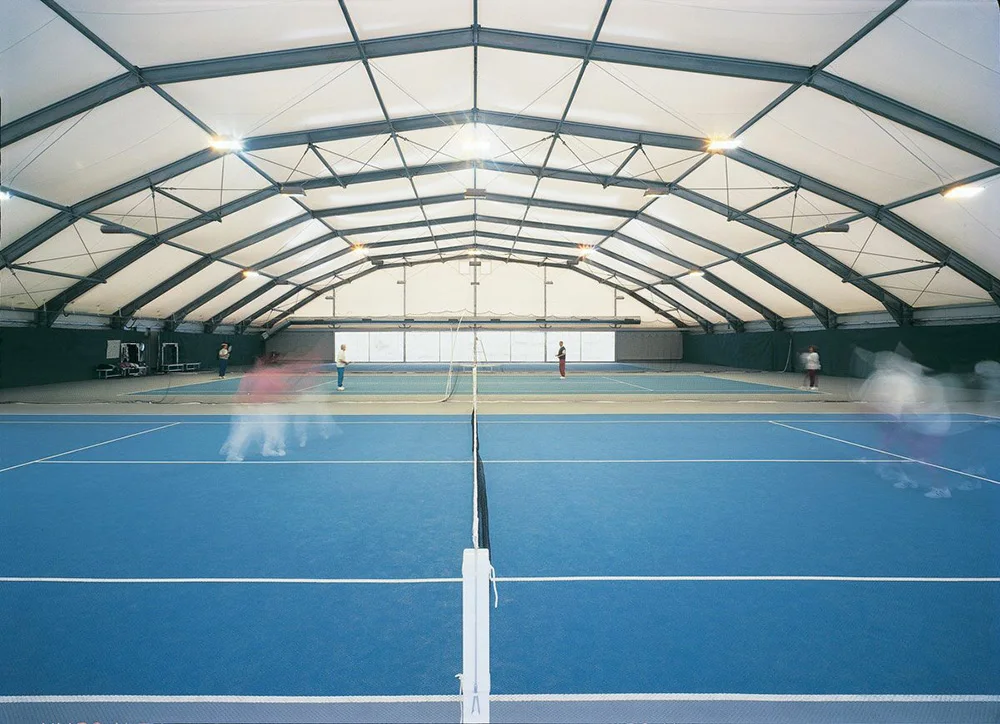 Campo da tennis coperto da tendostruttura a tetto curvo