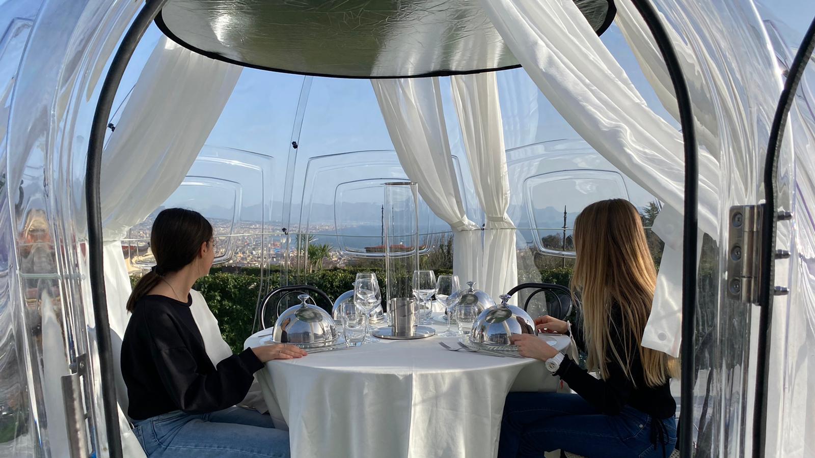 Cena per due all'interno di una cupola in policarbonato