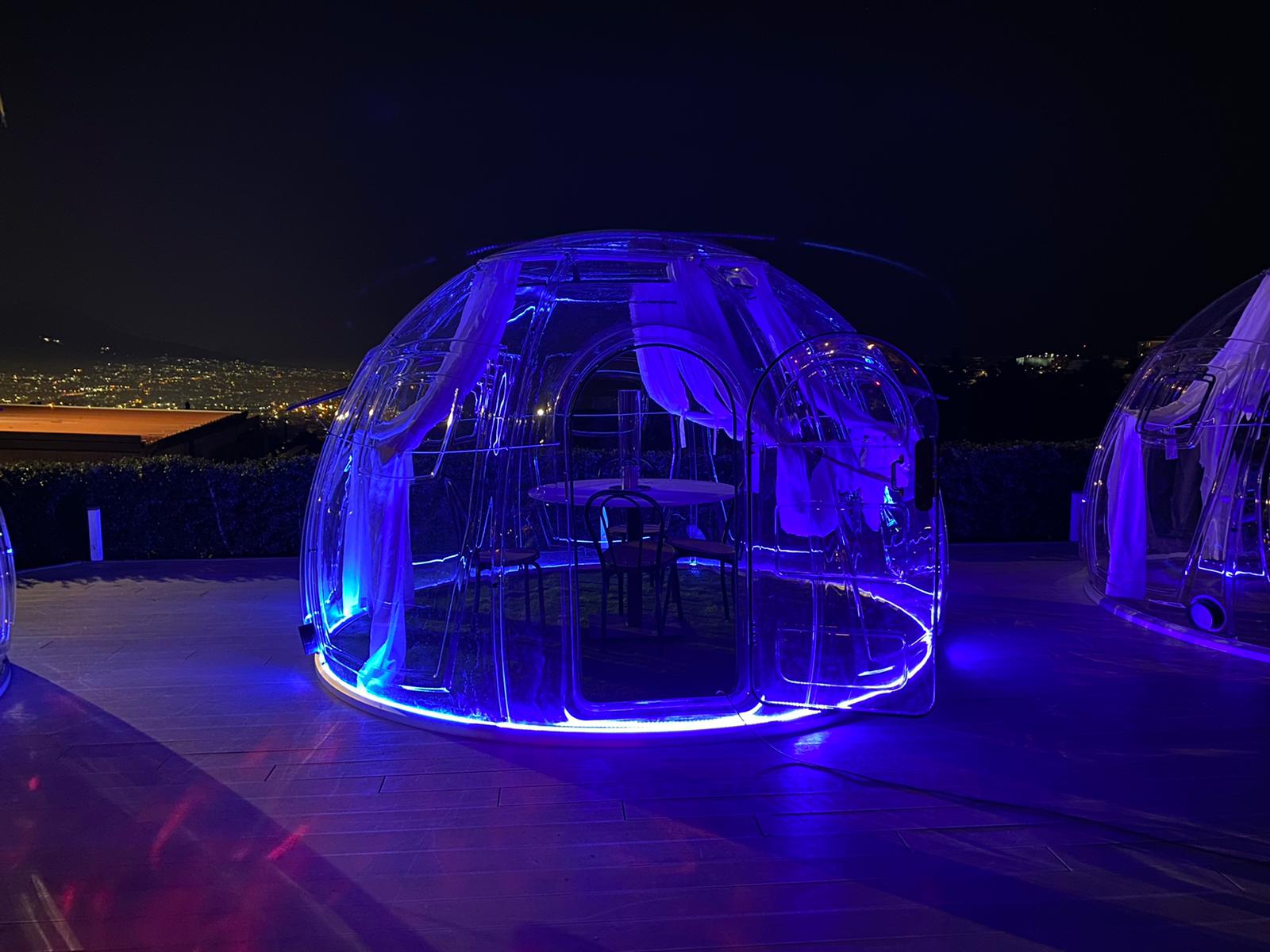 Cupole in policarbonato illuminate di blu