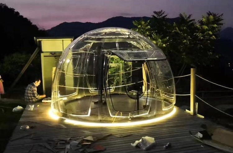 Cupola in policarbonato illuminata al tramonto