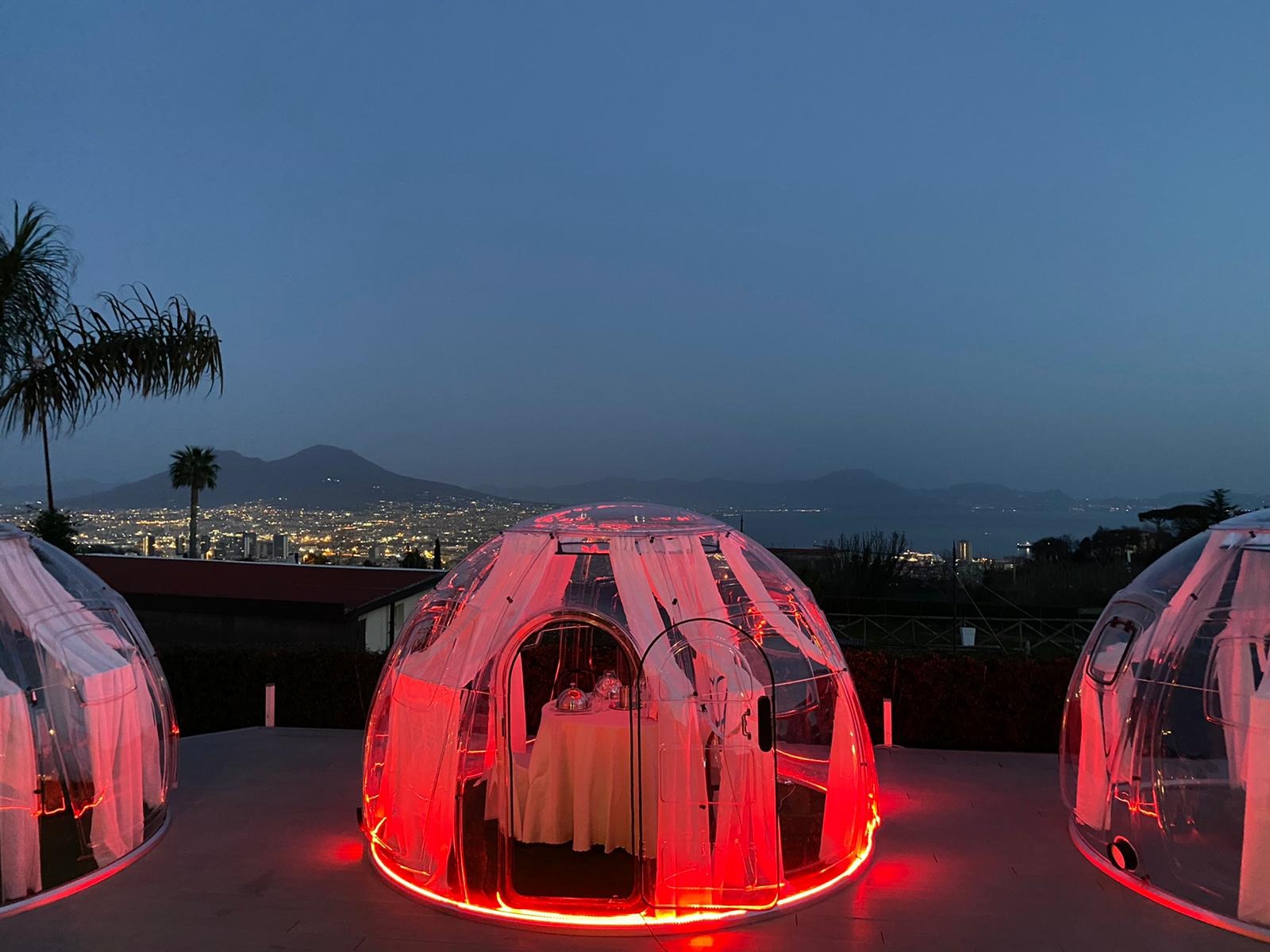 Cupole in policarbonato illuminate di rosso
