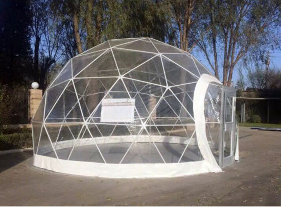 Cupola geodetica trasparente con arredo da giardino
