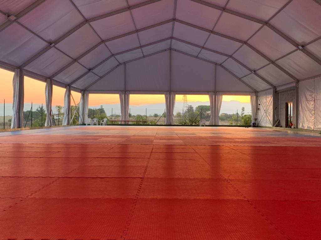 Campo da tennis coperto con struttura poligonale a Roma