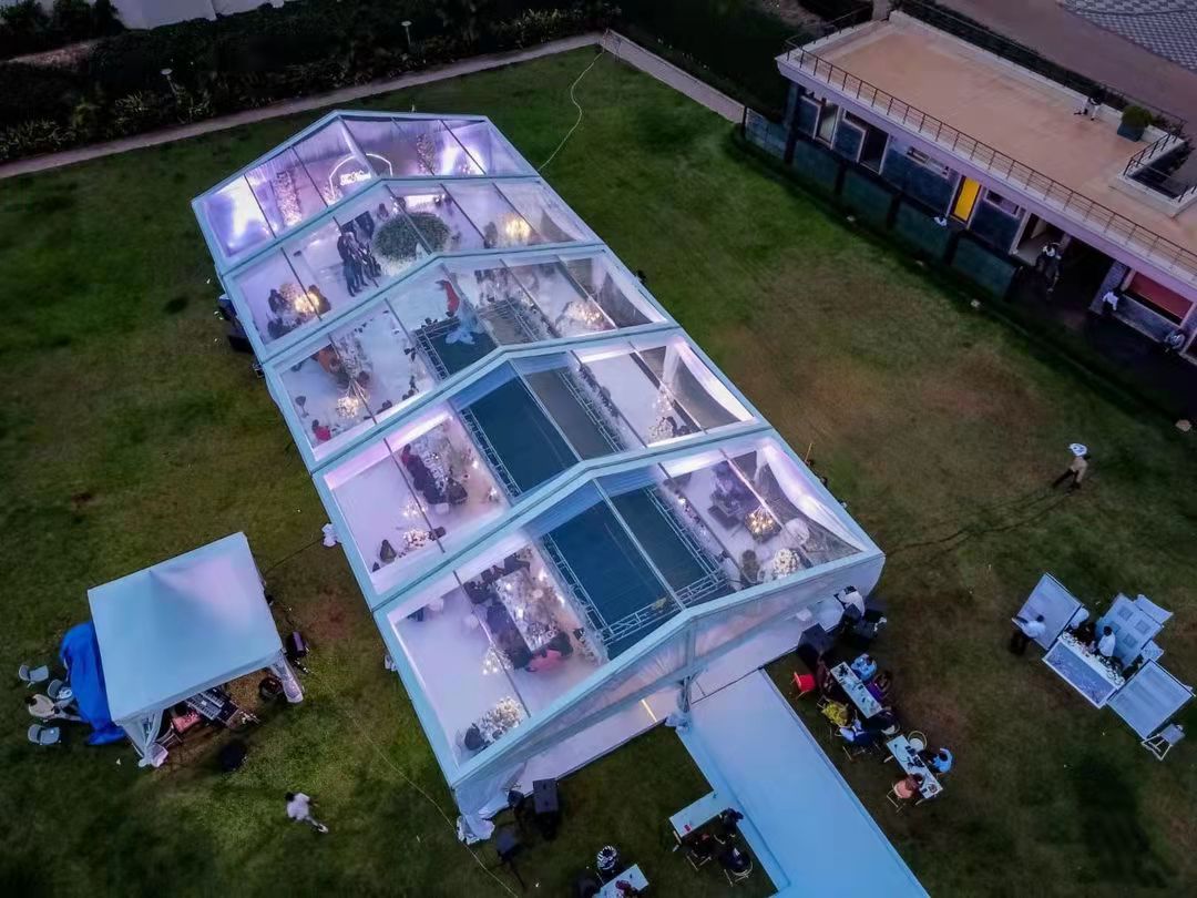 Vista aerea di una tendostruttura trasparente allestita per un evento