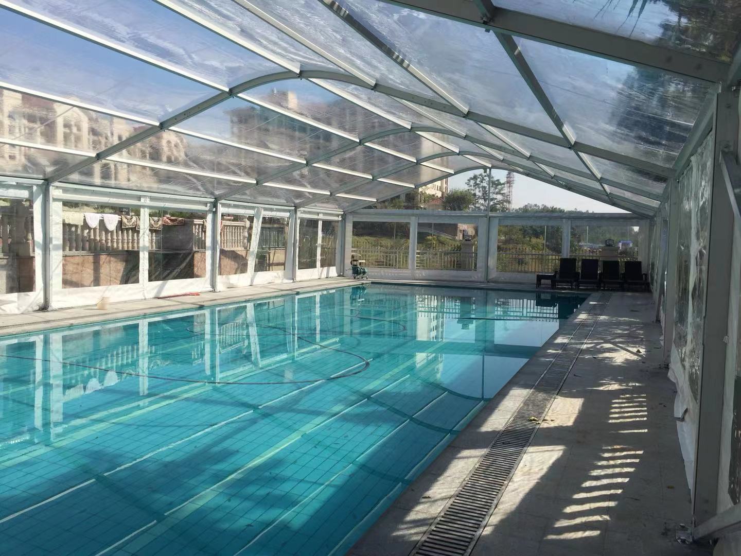 Piscina coperta da una struttura in vetro e alluminio