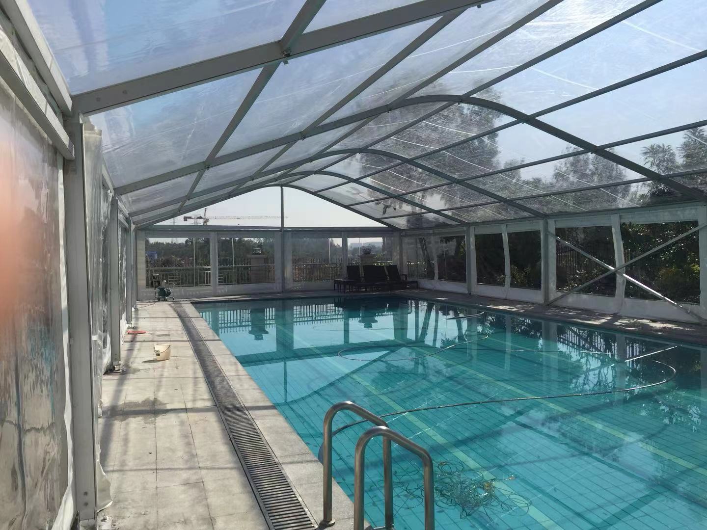 Interno della copertura di una piscina