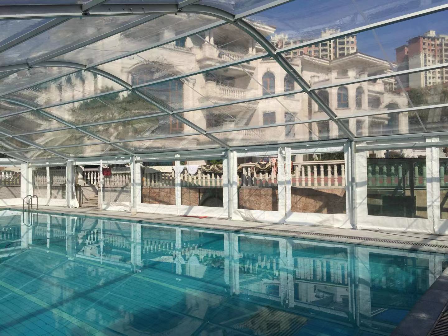 Piscina coperta con vista sull'edificio storico