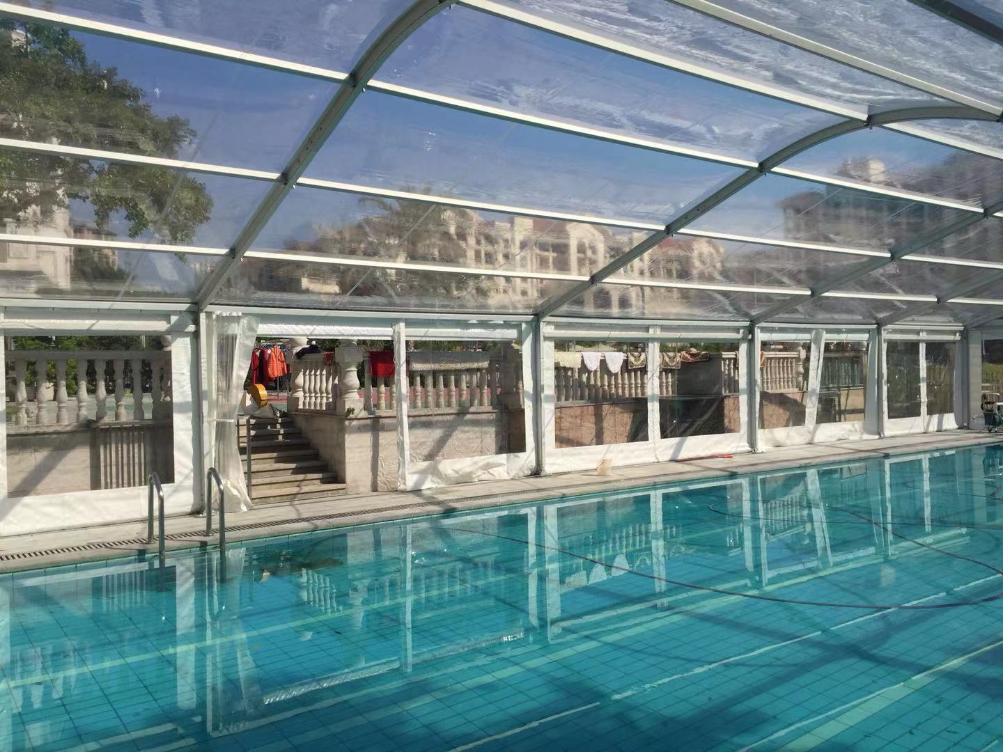Piscina coperta durante l'utilizzo