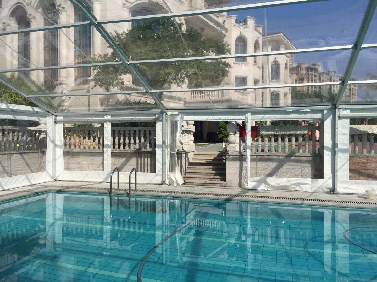 Copertura vetrata di una piscina