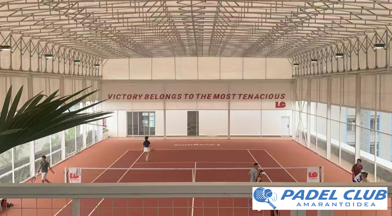 Campo da tennis coperto con struttura ad apertura elettrica
