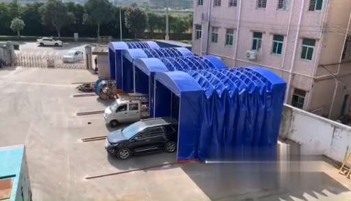 Copertura retrattile blu accanto a un parcheggio