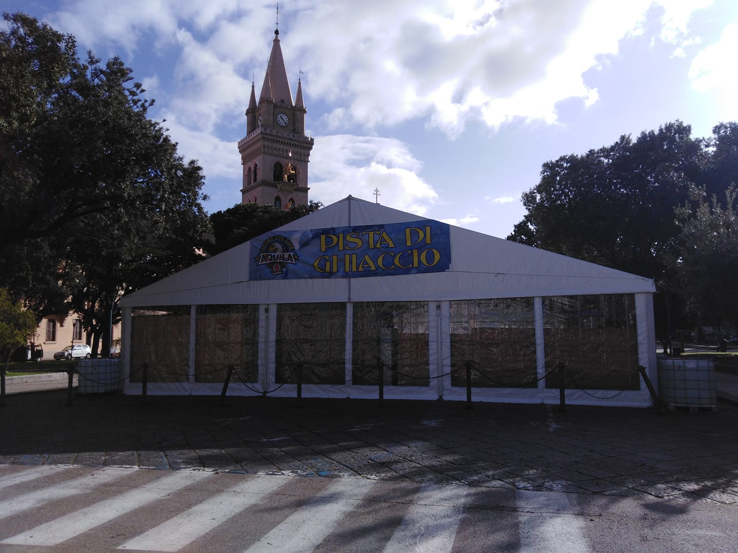 Tendostruttura per pista di pattinaggio in piazza a Messina