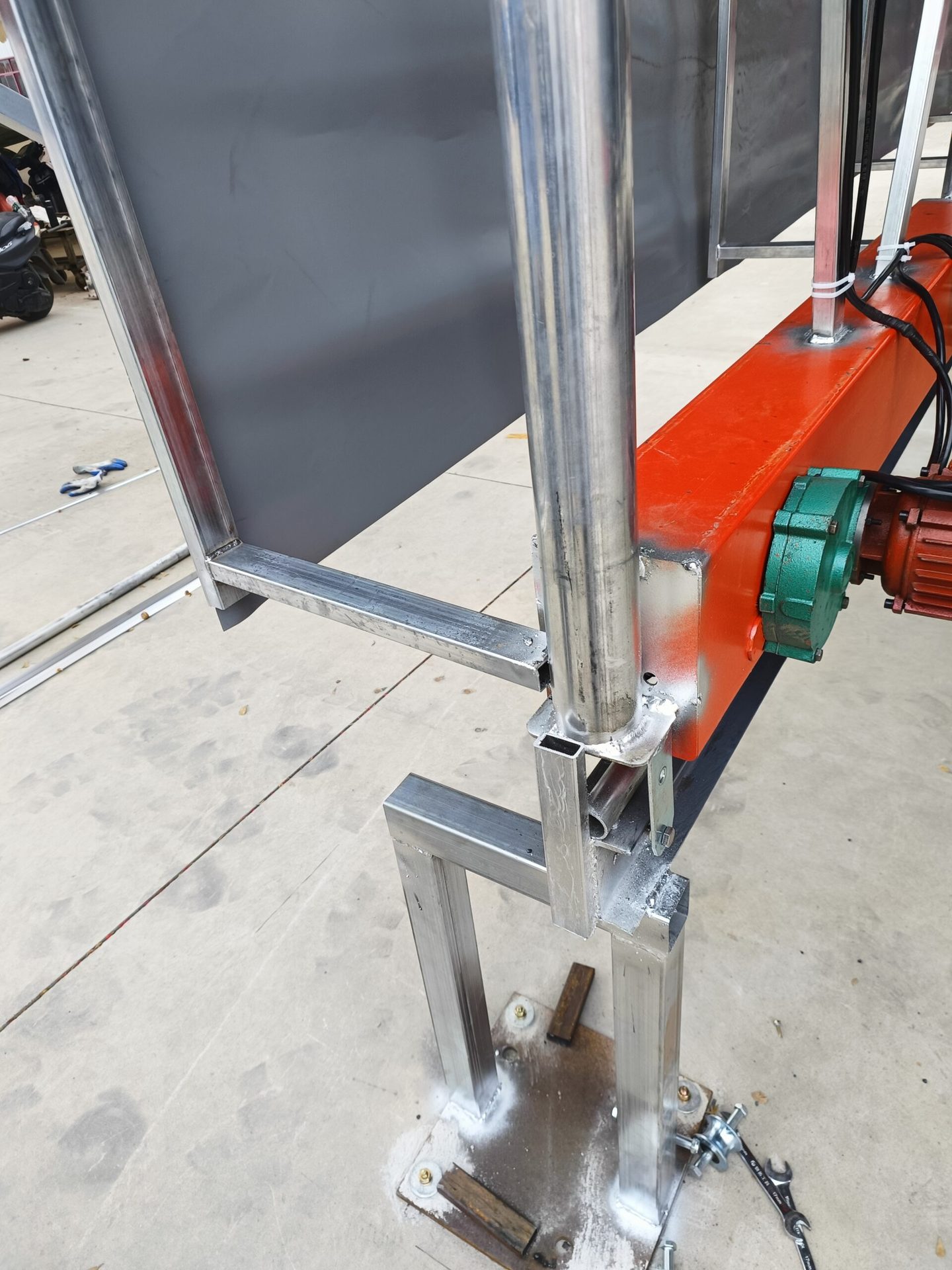 Dettaglio del carrello di scorrimento motorizzato