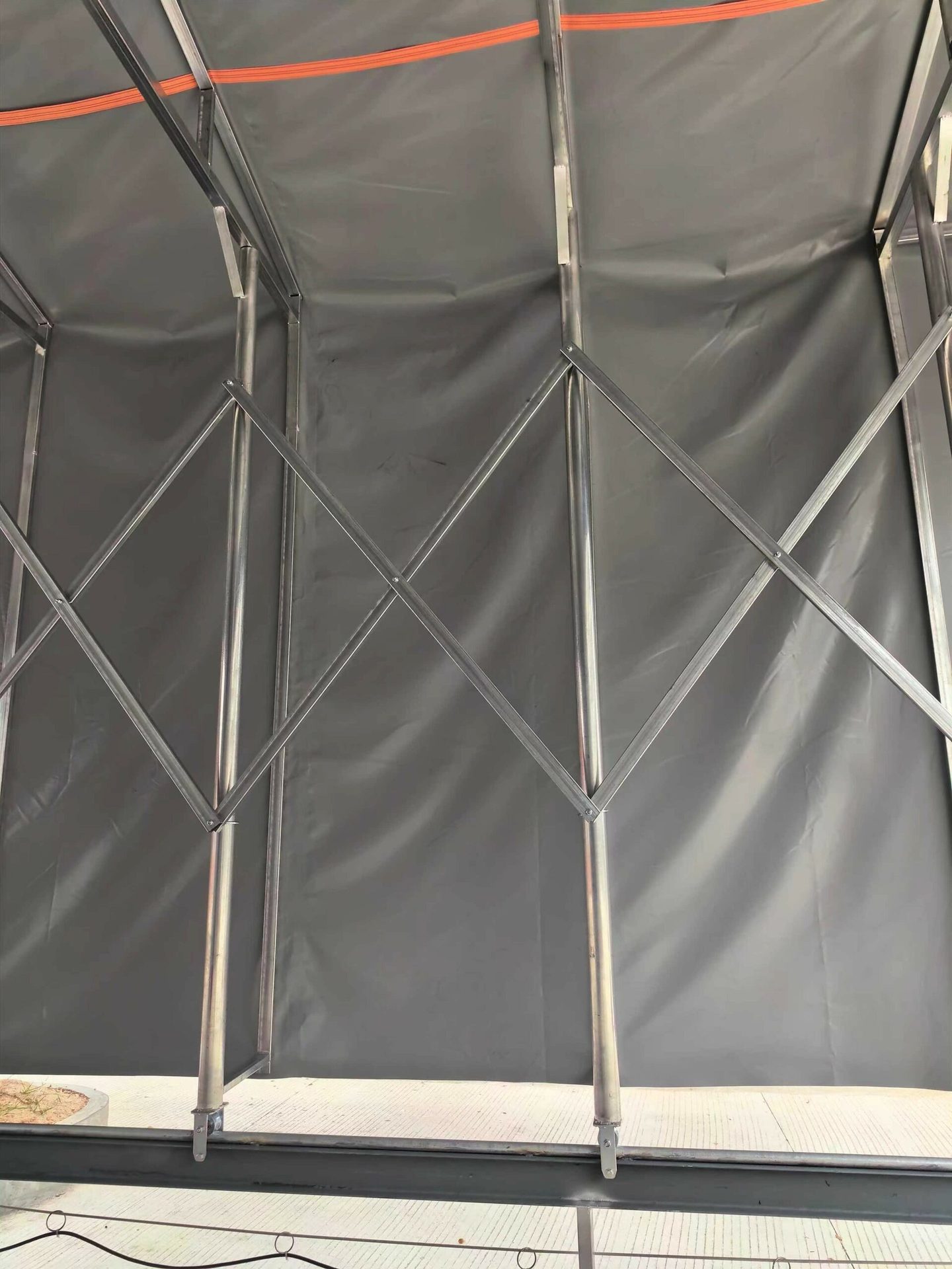 Telo in PVC teso sulla struttura retrattile