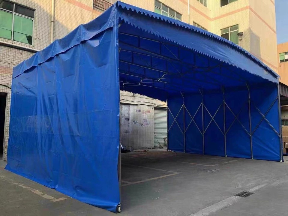 Copertura retrattile blu per area di carico