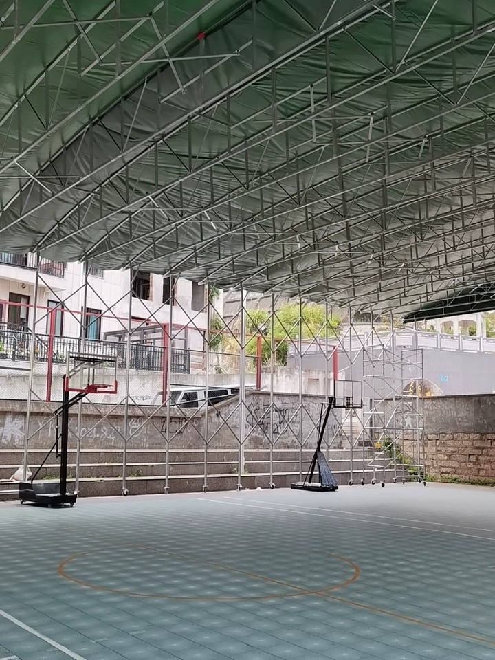 Copertura retrattile su un campo da basket