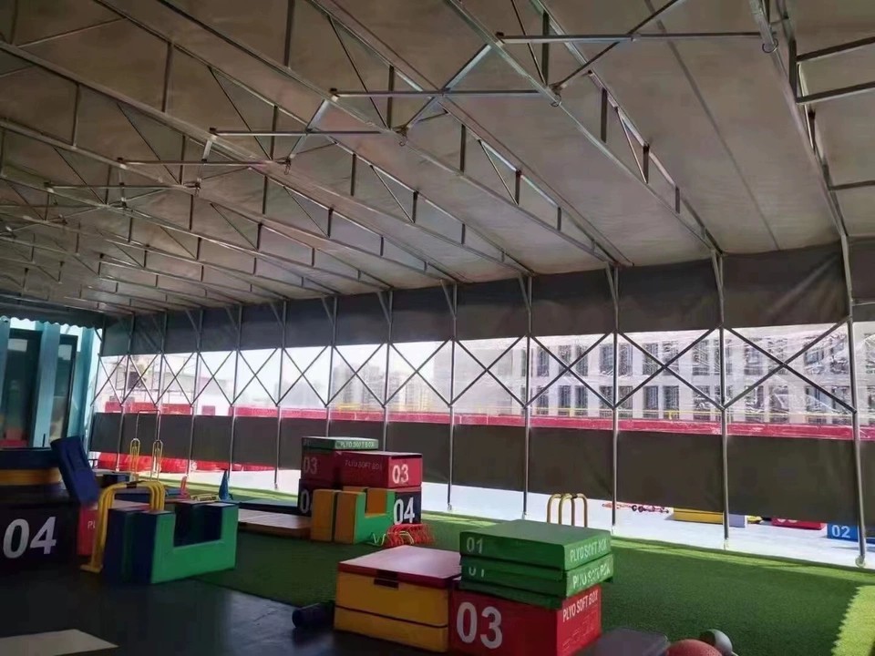Copertura retrattile su un'area sportiva attrezzata