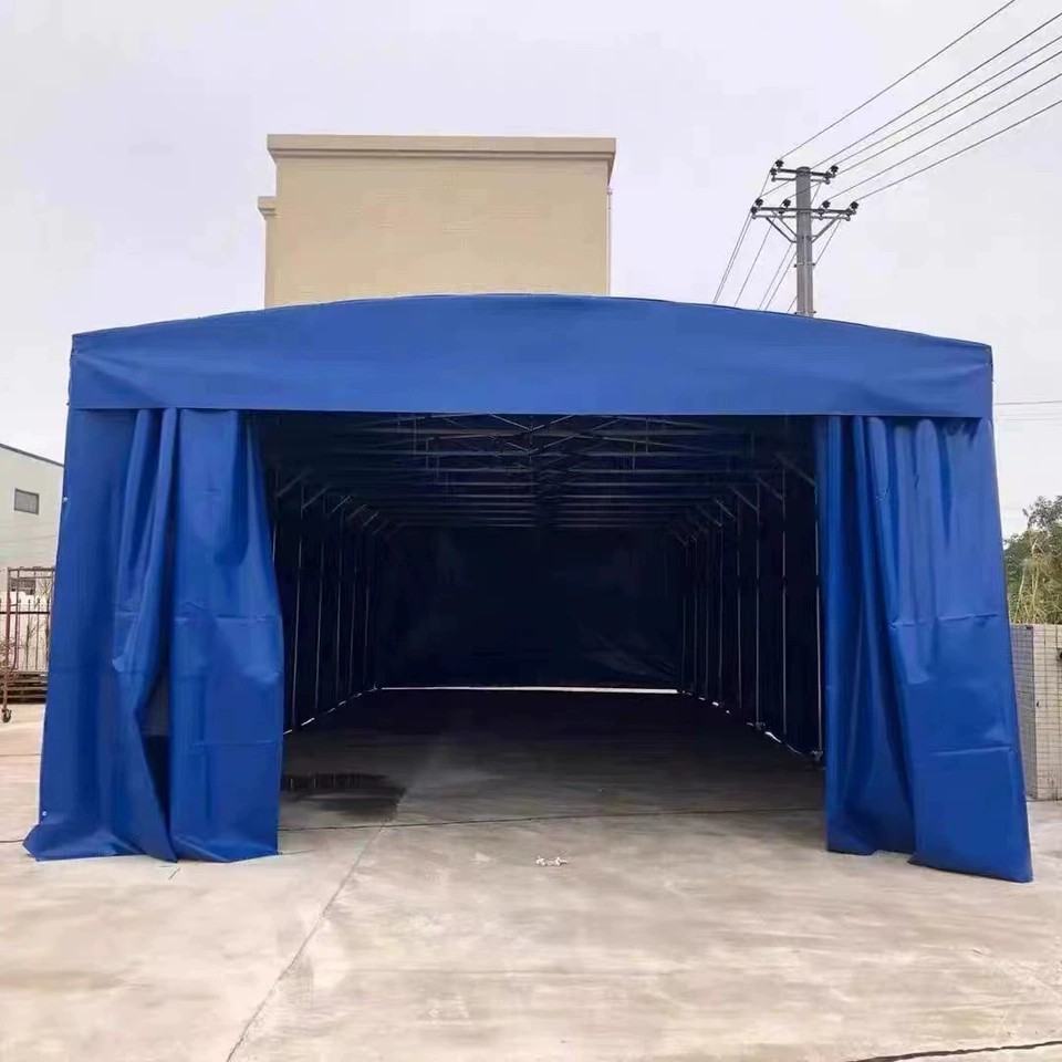 Copertura retrattile blu addossata a un edificio