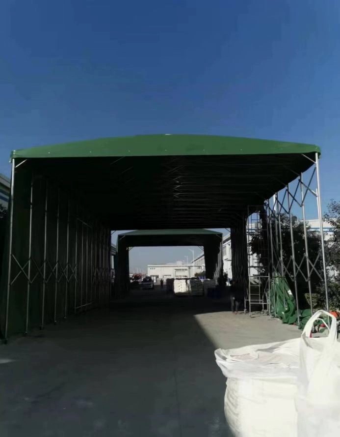 Copertura retrattile verde su piazzale
