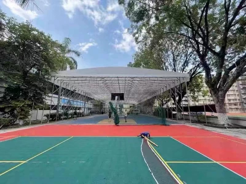 Copertura retrattile su un campo sportivo