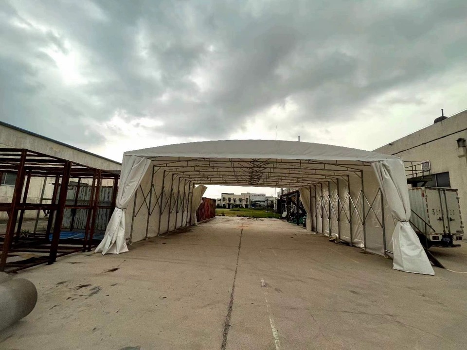 Tunnel retrattile industriale aperto sul piazzale