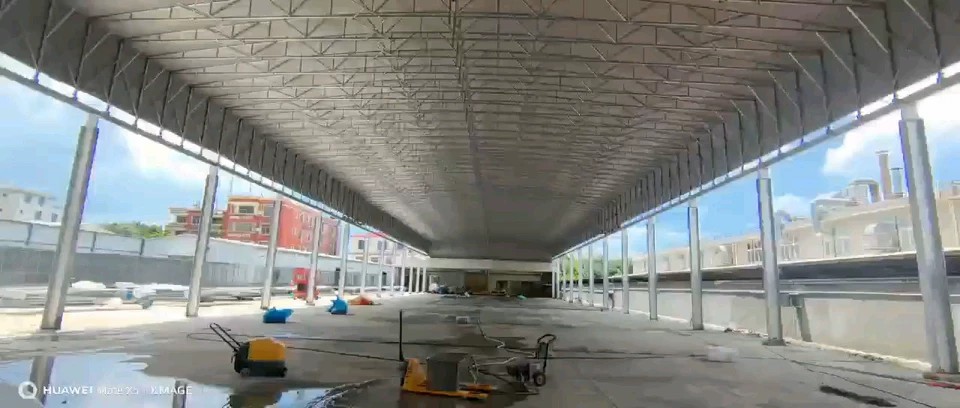 Interno di una copertura retrattile su piazzale