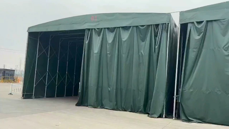 Copertura retrattile verde con teli laterali chiusi