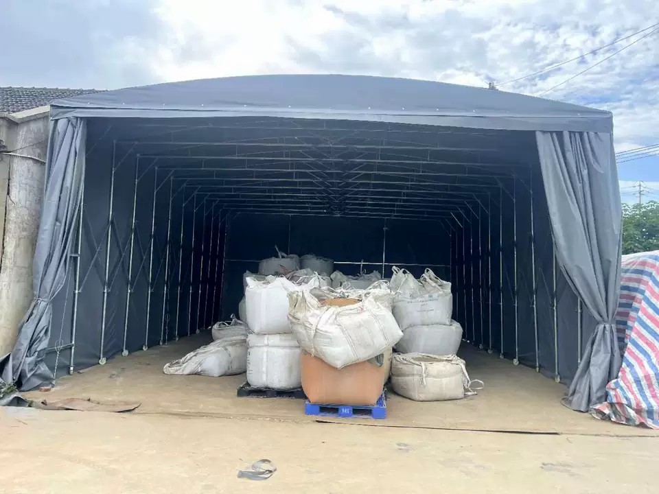 Tunnel retrattile grigio usato per lo stoccaggio di materiali