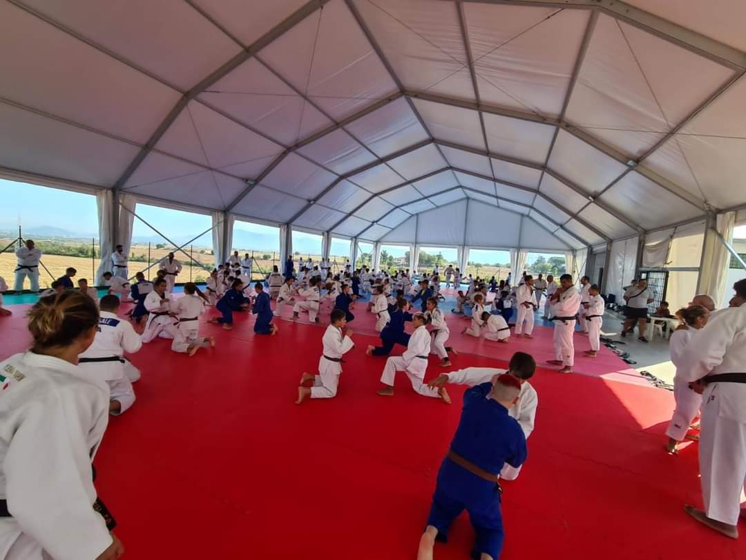 Allenamento di arti marziali sotto la tendostruttura